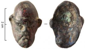 CLD-4049 - Clou décoratif : tête de Silènebronze, ferClou décoratif coulé sur une tige de fer, en forme de tête de Silène chauve et barbu, aux traits épatés et aux oreilles pointues.