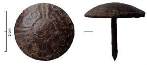 CLD-9008 - clou décoratifbronzeclou en bronze décoré ; revers creux comprenant encore sa tige pointue. La tête est composé d'un décor cruciforme et de volutes, comprises entre les bras de celle-ci. 