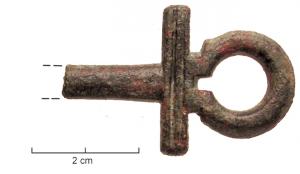 CLE-4057 - Clé à platinebronzeClé à tige étroite, pourvue au sommet d'un anneau encadré de trois protubérances avec une plaquette rectangulaire transversale au départ de la tige.