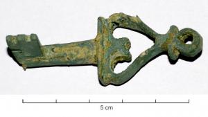 CLE-4112 - Clé à rotationbronzeClé entièrement en bronze, poignée en forme de fleuron symétrique sur une base rectiligne, anneau au sommet; tige droite, panneton latéral encoché de dents.