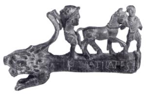 CLE-4184 - Clé à manche figuratif : lion, buste casqué, serviteur et chevalbronze, ferTPQ : 1 - TAQ : 300Manche à terminaison en protome de lion ; sur le manche se succèdent un buste casqué (Minerve ?) et un serviteur conduisant un cheval.