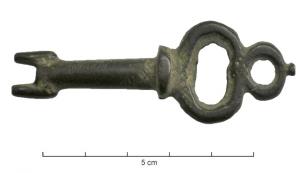 CLE-9037 - ClébronzeClé dont le panneton se réduit à deux dents placées dans l'axe de la tige; le manche se termine par deux anneaux superposés.