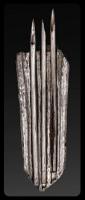CLM-4005 - CalameargentObjet tubulaire, en tôle, dont la suture verticale ne reçoit pas de traitement particulier ; l'extrémité proximale est tranchée perpendiculairement, tandis que l'extrémité distale est amincie en diagonale, afin de former la partie active de l'objet. Enfin, la pointe peut être fendue pour faciliter le stockage et l'écouement de l'encre, mais ce traitement n'est pas systématique.