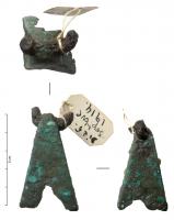 CLT-3002 - Clochettebronze, ferClochette pyramidale à base carrée, percée au sommet pour le passage d'anneau de suspension en fer (parfois avec un véritable anneau de suspension sommital).
