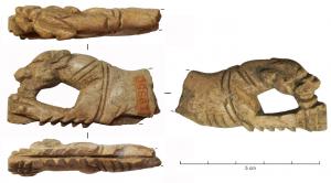 CNF-4066 - Canif : lion couchéfer, osCanif dont le manche sculpté figure un lion couché, émergeant peut-être d'un fleuron et pouvant tenir la tête d'une proie entre ses griffes.