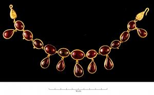 COL-4010 - Collier de cabochons et pendantsor, pierreTPQ : 150 - TAQ : 200Collier composé d'une succession de cabochons ovales, articulés entre eux par des anneaux; fermetures foliacées à boucle et crochet.