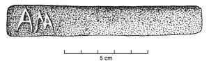 COV-4094 - Tuile estampillée AMA(---)terre cuiteTuile estampillée AMA(---), dans un cartouche rectangulaire.