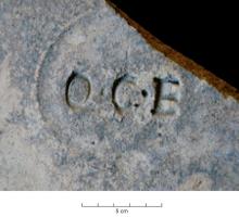 COV-4357 - Tuile estampillée QCEterre cuiteTuile estampillée QCE, en creux et sans cadre, avec parfois un ou deux points de séparation entre les initiales.
