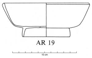 CPE-4031 - Coupe AR 19verreTPQ : -30 - TAQ : 500Coupe à bord oblique, pied annulaire tronconique droit ; le bord rectiligne s'épaissit jusqu'à la lèvre.