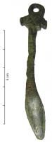 CPI-9002 - Cure-pipebronzeTPQ : 1600 - TAQ : 1800Cure-pipe en forme de marteau, marqué sur le côté de l'emmanchement d'une croix incisée, un filet en spirale sur le manche ; anneau de suspension coulé.