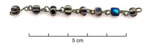 CPT-9003 - Chapelet : grains en verre bicoloresverre, bronzePetites perles ou grains en verre, cylindriques, opaques, striées d'une autre couleur ou de deux couleurs. Elles sont montées sur une chaînette en cuivre ou fer.