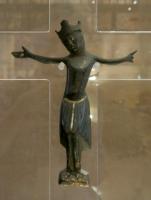 CRF-7001 - CrucifixbronzeCrucifix avec Christ légèrement tourné vers la droite, le corps émacié souligné par des incisions, les bras haut levés; figurine entièrement dorée, et légèrement creuse à l'arrière.