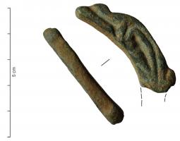 CRU-4081 - CruchebronzeCruche dont l'anse épouse au sommet une large ouverture, encadrée par desextrémités ornées de motifs très profondément incisés.