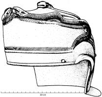CSQ-4007 - Casque de type GuisboroughbronzeTPQ : 80 - TAQ : 250Casque en tôle étamée, à calotte ornée de motifs en relief entièrement obtenus au repoussé (souvent, serpents entrelacés ou monstres marins) ; l'axe du crâne peut être marqué d'un cimier proéminent évoquant une rangée de plumes ; les oreilles sont protégées par un rebord proéminent qui les contourne, le couvre-nuque reste court.