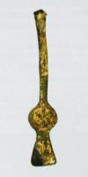 CSQ-4016 - Badge de casque avec monogrammebronzeBadge orné d'un chrisme dans un médaillon circulaire, et placé sur l'arête frontale des casques tardifs de type Intercisa IV.
