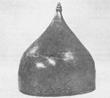 CSQ-4037 - Casque conique orientalbronzeTPQ : 150 - TAQ : 400Casque à timbre conique élevé terminé par un bouton mouluré. Les protections de joues et de nuque étaient rapportées.