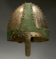 CSQ-5001 - Casque à côtes, avec nasalbronze, argentCasque en bronze, construit en plaques ogivales, reliées par des plaques rivetées (rivets d'argent) ; les plaques et le nasal sont plaqués d'argent.