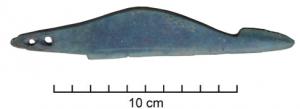 CTO-1031 - Couteau à languettebronzeCouteau à languette perforée; lame à dos nettement arqué, le tranchant, droit ou très peu arqué, souvent bien isolé, contourne la pointe.