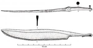 CTO-1052 - Couteau à soie recourbéebronzeCouteau à soie cylindrique ou conique, recourbée en partie proximale pour maintenir un rivet. Le dos du couteau présente souvent un décor gravé qui peut déborder sur une partie de la soie, pouvant même représenter une fausse virole.