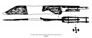 CTO-2002 - Couteau à soie plateferCouteau  à lame à bords parallèles et à pointe  biseauté; soie plate dans le prolongement du dos; virole en fer se prolongeant vers le manche sous la forme de deux tiges parallèles fixées par trois rivets en fer.