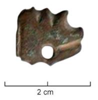 CTO-8011 - Couteau à mitrefer, bronzeCouteau en fer, l'extrémité de la soie est protégée par une 'mitre' (capuchon coulé) en bronze, orné d''encoches et d'une perforation décentrée, le tout pouvant évoquer une tête animale.