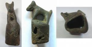 CTO-8034 - Mitre de couteau ?bronzeEmbout tubulaire, mais de section  triangulaire, ornée d'une figurine de canidé debout.
