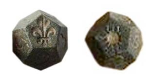 DEJ-9002 - Dé dodécaédriquebronzeDé massif à douze face, marqué des chiffres 1 à 9, avec le soleil et une fleur de lis.