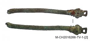 DMC-8004 - Chaîne de demi-ceintbronzeTPQ : 1500 - TAQ : 1650Chaîne de fils tressés fins fixée à une agrafe de demi-ceint avec fenêtre.