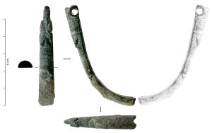 EPR-4015 - EperonbronzeEperon arqué en U, branches de section semi-ovalaire avec au sommet une tête de canidé perforée pour la fixation ; pointe rapportée à la base de l'objet.