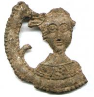 ESP-7030 - Enseigne de pèlerinage : saint VincentplombEnseigne circulaire ajourée, figurant dans un cadre lisse (bordures de globules) un buste entiuré de végétaux (vigne, selon l'interprétation de Bruna 1996, p. 211-213).