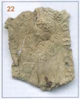 ESP-7044 - Enseigne de pèlerinage : St PierreplombSaint Pierre debout, nimbé, tenant la clé, figure devant au genoux; autour, inscription 'BEATI S[ANCT PETRI]'
