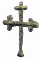 ESP-7059 - Enseigne de pèlerinage : croixplombCroix uniface, branches inégales aux extrémiytés marquées de 3 globules.