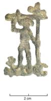 ESP-7086 - Saint Michel terrassant un dragonétainEnseigne moulée ajourée de saint Michel terrassant le diable. Saint Michel est en armure, avec une épée tenue au dessus de la tête (bras droit) et une lance cruciforme de l’autre. Le diable est couché à terre, avec deux pieds palmés à quatre doigts et une tête à deux deux cornes. Le revers comporte deux petites tiges brisées ou un petit anneau brisé.