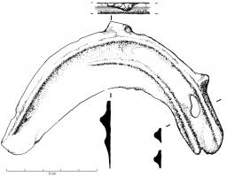 FCL-1005 - Faucille à languette perforée et ergotbronzeFaucille à lame courte, arquée, avec deux moulures le long du dos et le long du tranchant sur la seule face externe ; manche plat perforé à son extrémité, séparé du dos par un ergot latéral, pour la fixation du manche.