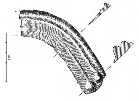 FCL-1016 - Faucille à boutonbronzeFaucille à lame courte, arquée, avec deux ou trois moulures le long du dos sur la seule face externe ; manche plat avec deux boutons perpendiculaires proéminents, de forme arrondie pour la fixation du manche.