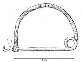 FIB-1121 - Fibule à arc simplebronzeTPQ : -1150 - TAQ : -900Fibule à arc filiforme, en arc de cercle, dont l'arc porte deux décors distincts, assez variés dans le détail : une imitation de torsion reserrée, sous la forme d'annelets ou d'incisions en spirale, ou d'un mélange des deux, du côté du ressort et sur les 3/4 de l'arc environ; près du pied, une torsion vraie mais nettement plus lâche;  l'extrémité est simplement écrasée pour former le porte-ardillon ; ressort unilatéral à une spire.