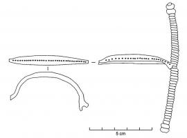 FIB-2013 - Fibule type Golfe du Lionbronze, ferFibule à arc massif facetté, parfois décoré. Le ressort bilatéral long se compose d'une partie fonctionnelle (4 ou 6 spires) prolongée des deux côtés par un faux ressort, dans un but ornemental. Les deux extrémités du ressort sont équipées d'une perle. L'arc, ressort et ardillon, faux ressorts sont en bronze alors que la tige axiale du ressort et les deux perles sont en fer.

