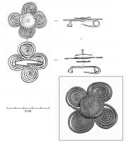 FIB-2015 - Fibule à spiralesbronzeTPQ : -900 - TAQ : -700Fibule composé de l'assemblage de deux doubles spirales disposées en croix ; le rivet central peut être masqué sur la face externe par un disque en tôle, éventuellement à décor perlé; le rivet sert également à fixer sous l'ensemble une tige plate comportant un ressort unilatéral d'un côté, un porte-ardillon de l'autre.