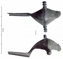 FIB-2021 - Fibule a navicella avec protubérances latéralesbronzeFibule à corps renflé, largement ouvert par dessous, et pourvu à l'emplacement le plus large de deux excroissances moulurées perpendiculaires à l'arc; décor réduit à des filets longitudinaux parallèles ou en arcs de cercle; ressort unilatréal à 2 ou 3 spires; pied étiré, généralement sans bouton mouluré à l'extrémité; porte-ardillon en gouttière, parfois percé d'un trou.