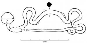 FIB-2025 - Fibule serpentiforme à pied redresséferFibule à ressort unilatéral, dont l'arc dessine deux méandres lui donnant un profil serpentiforme; la partie médiane de l'arc est à section circulaire; le pied redressé est perpendiculaire au porte-ardillon et terminé par une extrémité sphérique.