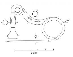 FIB-2537 - Fibule serpentiforme corsebronzeFibule à ressort unilatéral, large spire ; l'arc est constitué d'un segment rectiligne et serpentant, constitué d'une seule ondulation entre le ressort et la boucle. Le pied, en tige rectiligne en angle droit avec l'arc, se termine par un porte-ardillon en étrier très régulier, en tôle.