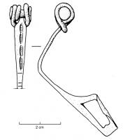 FIB-3004 - Fibule de Nauheim 5a3bronzeRessort à 4 spires et corde interne ; arc plat, triangulaire et tendu ; porte-ardillon trapézoïdal ajouré et arc orné d'une échelle estampée limitée vers le pied par une ou plusieurs incisions transversales simples.