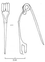 FIB-3015 - Fibule de Nauheim 5a13bronzeRessort à 4 spires et corde interne ; arc plat, triangulaire et tendu ; porte-ardillon trapézoïdal ajouré et arc orné de deux filets incisés convergents limités vers le pied par des filets transversaux.