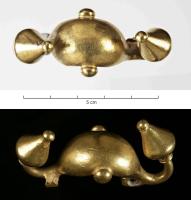 FIB-31029 - FIbule à double piedorFibule à arc massif, large et renflé, accosté de deux boutons latéraux ; de part et d'autre, appendices symétriques de forme conique, également surmontés par des boutons ; porte-ardillon réduit à un étrier très court ; ressort monté sur axe.