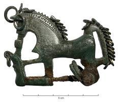 FIB-31032 - Fibule zoomorphe : chevalbronzeFibule plastique, en forme de cheval (peut-être en marche, un antérieur levé) ;