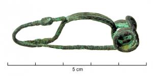 FIB-3557 - Fibule laténienne à pied redressébronzeFibule à arc en anse de panier, légèrement renflé et creusé de moulures longitudinales ; resssort à 4 grosses spires et corde externe (haute ou basse); pied redressé terminé par un bouton mouluré.