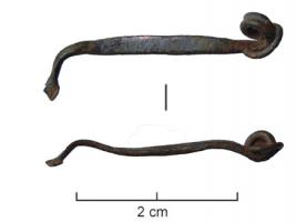 FIB-3579 - Fibule à pied redressébronzeFibule à ressort bilatéral à 4 spires, corde externe ; arc  plat, rubanné, inorné ; pied redressé, terminaison inconnue.