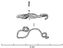 FIB-3836 - Fibule laténienne à pied redressé, ressort sur le piedbronzeTPQ : -475 - TAQ : -400Fibule à ressort court (2 ou 4 spires), arc plat rubanné et marqué de cannelures parallèles longitudinales; le pied redressé vers l'arc se termine par un faux ressort, identique à celui de la fibule.