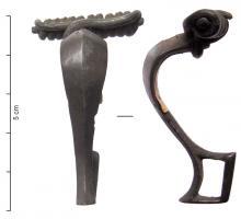FIB-3948 - Fibule de type Novo mestobronzeFibule à arc renflé en forme de goutte, de section triangulaire plate; ressort long à corde enroulée autour de l'arc; pied légèrement redressé, porte-ardillon trapézooïdal ajouré.