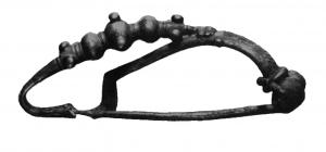 FIB-3968 - Fibule de type laténo-liburnienargentFibule à pied redressé et rattaché à l'arc, avec une série de nodosités, les plus grosses perlées, sur le pied; arc aplati vers le ressort, dont la corde peut être interne ou s'enrouler autour de la tête de l'arc.